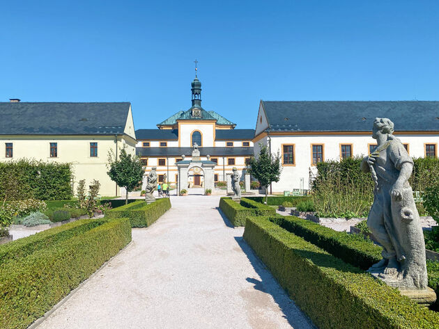 Een wandeling door de kruidentuin van het kasteel