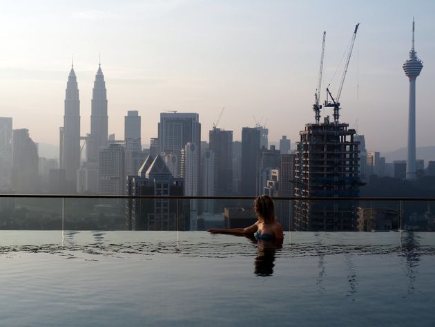 Geniet in alle rust van het mooiste uitzicht op Kuala Lumpur vanuit een infinity pool