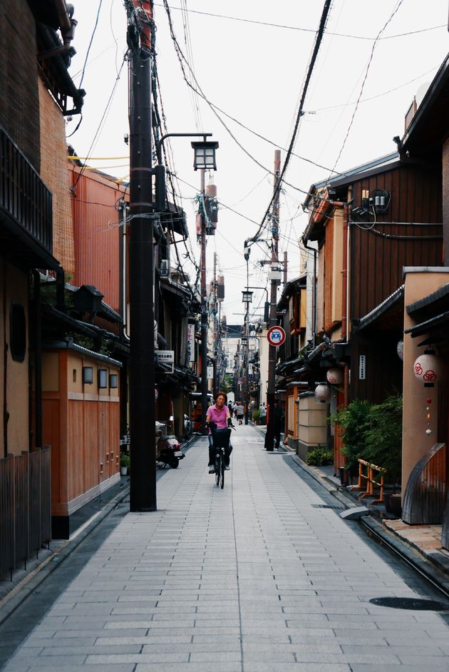 Fietsen door Gion District in Kyoto