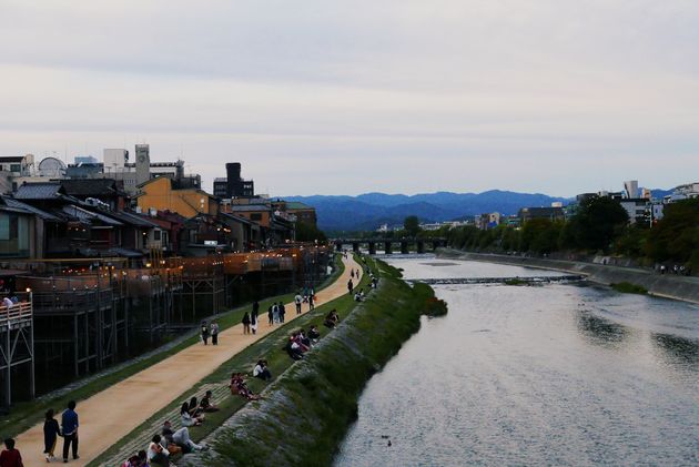 Wandelen langs het water in Kyoto