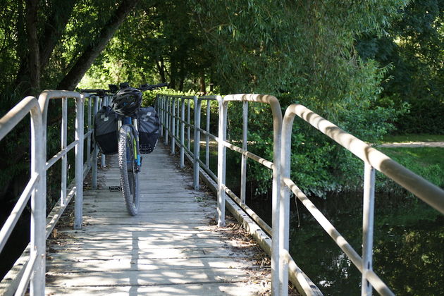 La Velo Francette: smalle bruggetjes waar je goed moet sturen