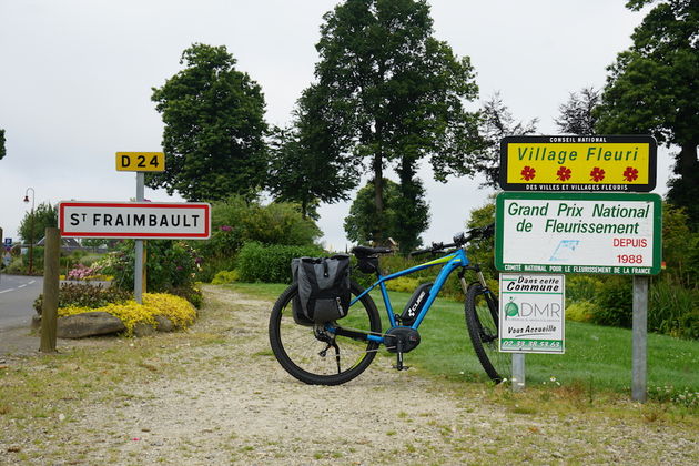 La Velo Francette: Het fraaie St. Fraimbault met andere borden