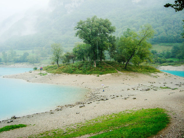 Kraakhelder water van Lago di Tenno