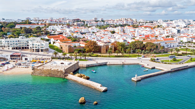 Uitzicht over de `witte stad` Lagos in de Algarve\u00a9 nataraj - Adobe Stock