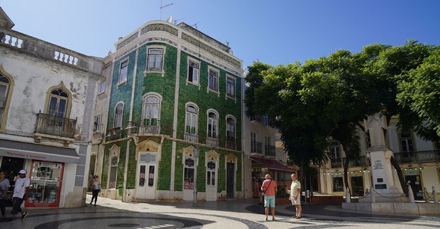 Traditionele groene woning op het Luis de Camoes plein in Lagos