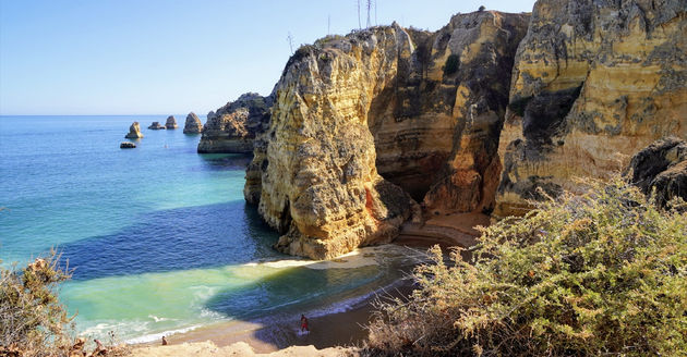 De populaire stranden van Praia do Pinha\u0303o in Algarve