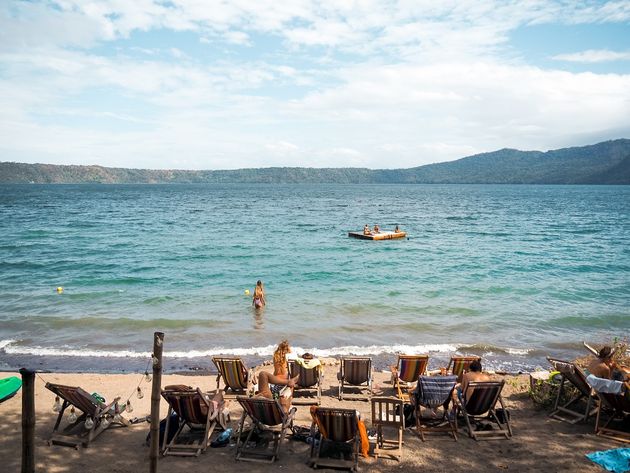 Voor verkoeling neem je een duik in het nabijgelegen kratermeer Laguna de Apoyo.