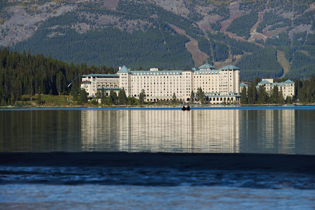 Aan de andere kant van Lake Louise is ook het prachtige Fairmont hotel te bewonderen.
