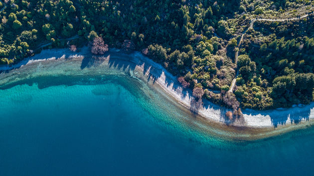 Met een drone kun je zulke toffe foto`s maken, zoals deze weg die langs Lake Wakatipu kronkelt