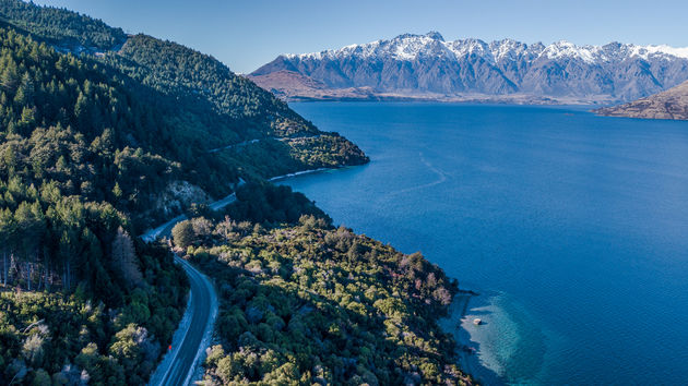 Uitzicht over Lake Wakatipu, met in de verte de besneeuwde bergen