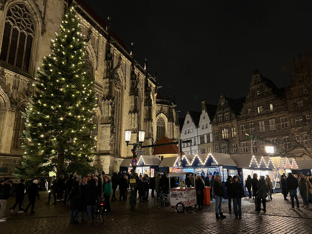 De kerstboom, houten stalletjes en lichtjes geven sfeer