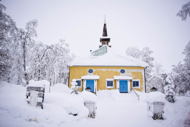 Kleurrijk kerkje in het dorpje Lannavaara