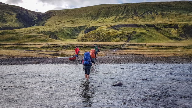 Het oversteken van rivieren tijdens de Laugavegur trail is soms een flinke uitdaging