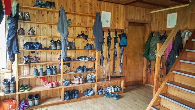 Bij binnenkomst van de hut: schoenen uit