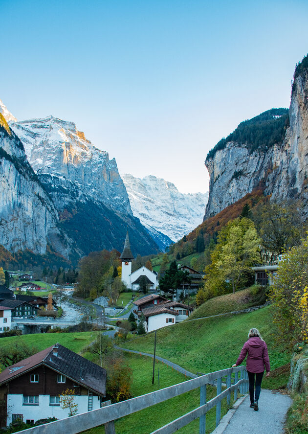 Tussenstop bij Lauterbrunnen met uitzicht op de kerk, waterval en het pittoreske dopje