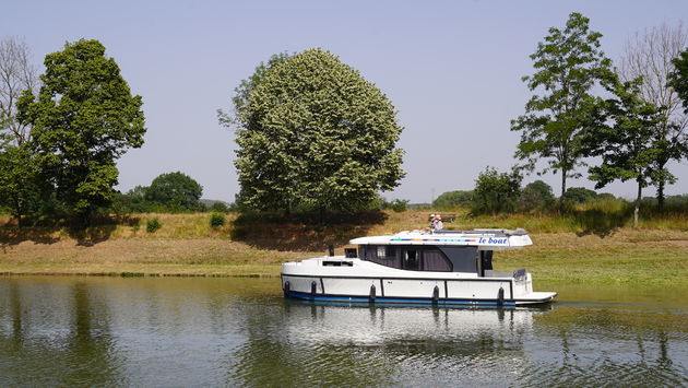 Moderne nieuwe boten van Le Boat die tegen een `stootje` kunnen