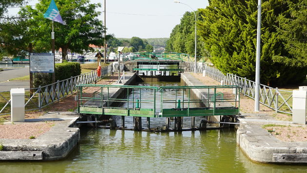 Met Le Boat door de vele sluizen in dit gebied