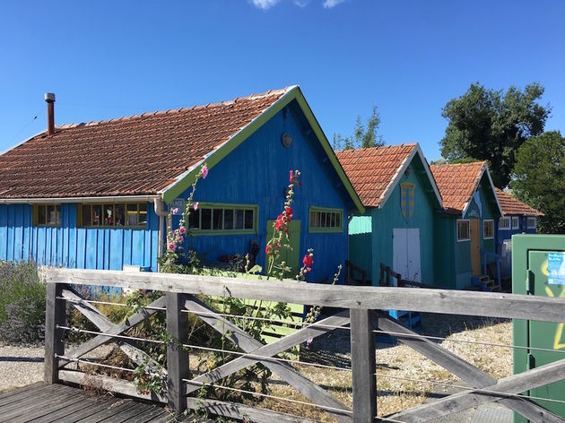 Gekleurde huisjes en een blauwe lucht