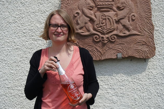 Pauline met haar gelijknamige wijn bij Le Clos de l`Epinay