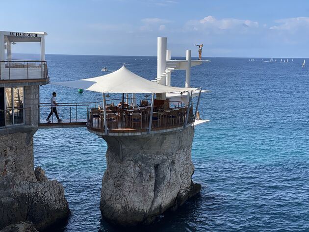 <em>Het iconische restaurant Le Plongeoir. Zie jij jezelf al zitten op deze rots?<\/em>