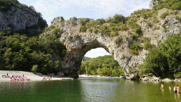 Le Pont d`Arc bij het gelijknamige plaatsje Vallon-Pont-d\u2019Arc