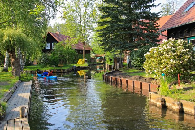 Peddelen door het dorpje Lehde in het Spreewald. \u00a9 meer sommer - Adobe Stock