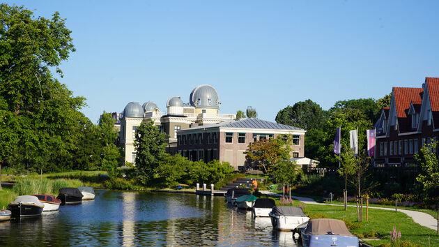 De Oude Sterrewacht in het voormalige observatoriumgebouw van de Universiteit Leiden.