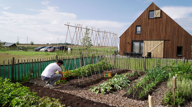 Je mag zelf groenten en kruiden plukken uit de moestuin