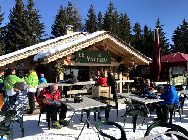 Lunchen bij een knusse hut op de piste