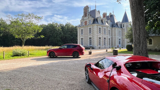 Les Sources de Cheverny Ferrari en Mazda, samen aan de stekker