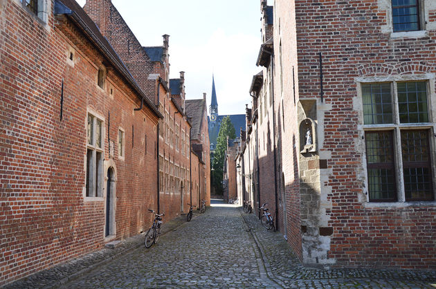 Slenteren door oude straatjes