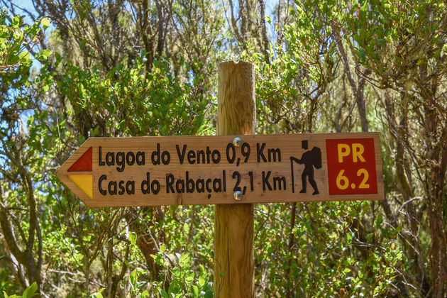 Bordjes wijzen tijdens de levada wandelingen de weg