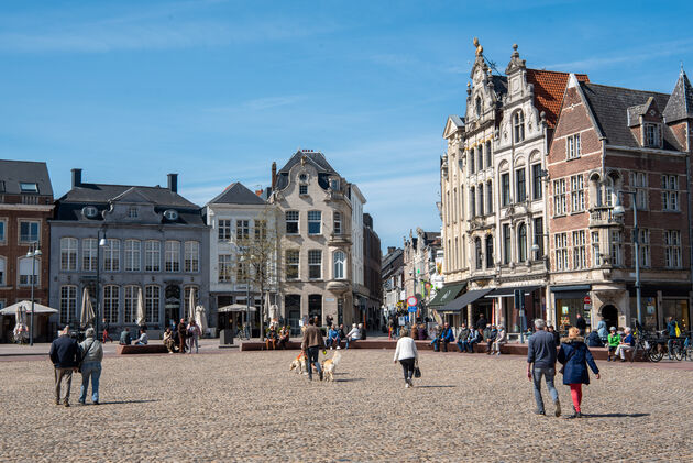 Vanaf de Markt kun je de Antwerpsestraat in om te shoppen, of hier een terrasje pakken