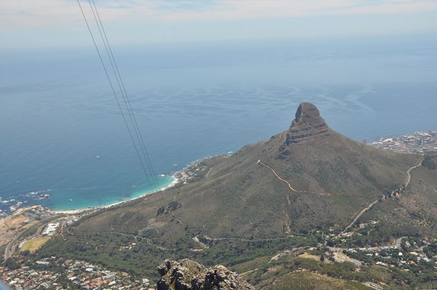 Uitzicht op Lion`s Head vanuit de kabelbaan naar de Tafelberg