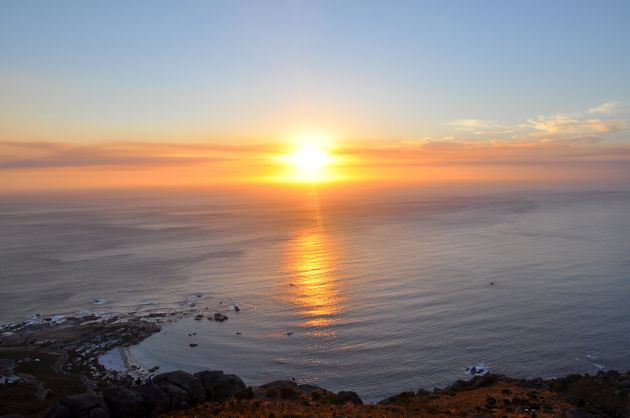 De zon zakt langzaamaan in de zee