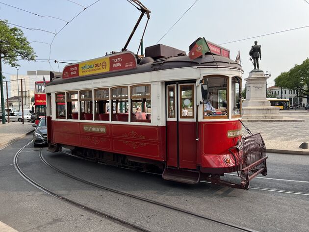 <em>Typisch Lissabon: de oude trams doen het nog steeds prima en rijden door de hele stad<\/em>