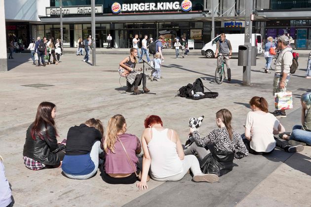 Genieten van live muziek op straat in Berlijn