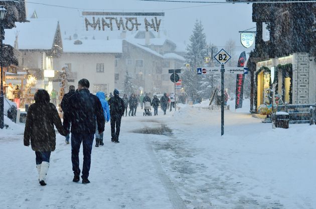 De sfeervolle hoofdstraat in het dorp