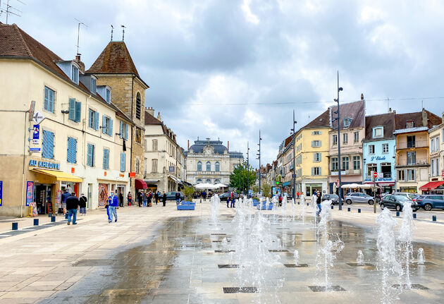 Het gezellige centrale plein van Lons-le-Saunier