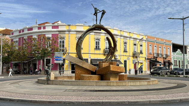 Loul\u00e9 de gekleurde stad in het binnenland van de Algarve