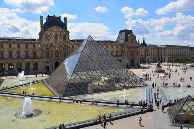 De wereldberoemde glazen piramide van het Louvre