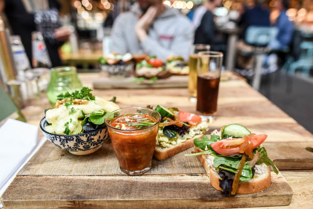 Doen: lunchen bij traiteur DIS