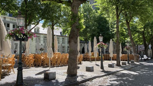 Terrassen op het Onze Lieve Vrouweplein in het oudste deel van de stad