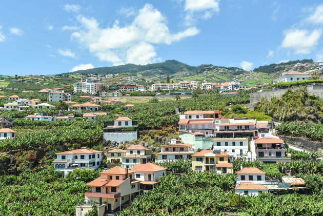 Typisch Madeiriaans: witte huizen met oranje daken