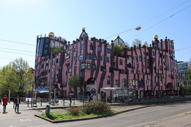 Hundertwasser`s opvallende bouwwerk vind je midden in de stad