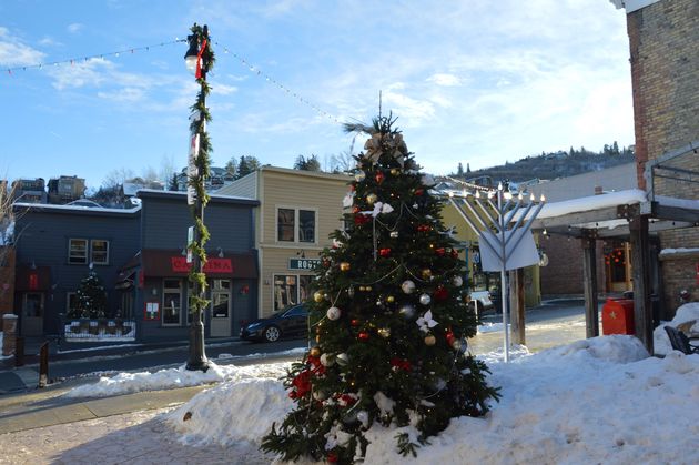 Dankzij sneeuw en de versieringen op Main street hangt er een goede kerstsfeer in de decembermaand.