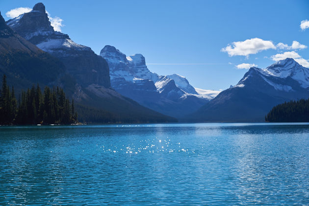 Hier zie je hoe mooi het blauwe meer is van Maligne Lake in de Canadese Rockies.
