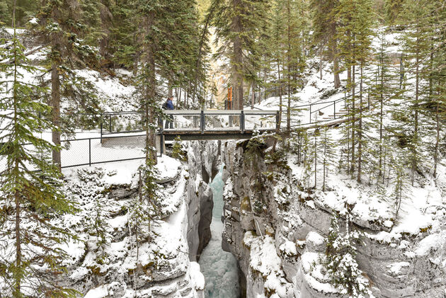 De Maligne Canyon Loop Trail neemt je mee over deze zes bruggen