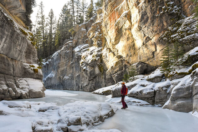 Maak een winterse hike door Maligne Canyon