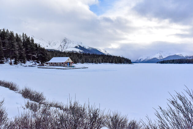 Wandel over Maligne Lake als het hele meer bevroren is